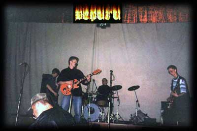Рок весна 2001 год.На соло-гитаре вместо Шоры Олега(в то время он уже ушёл из нашей группы) играет наш последний гитарист Андрей